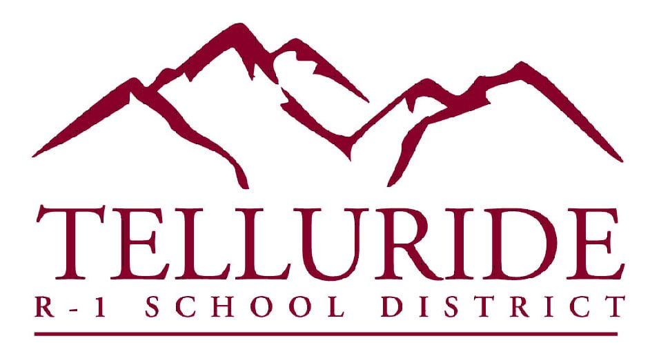 El logotipo del Distrito Escolar Telluride R-1 presenta un contorno granate de montañas sobre el texto Distrito Escolar Telluride R-1 en letras mayúsculas granates.